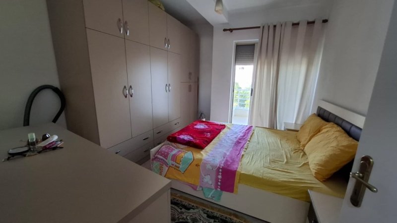 Tirane, jepet me qera apartament Kati 4, 100 m² 500 € (Rruga Migjeni Perballe Karburant Gega mbi market Diambe)
