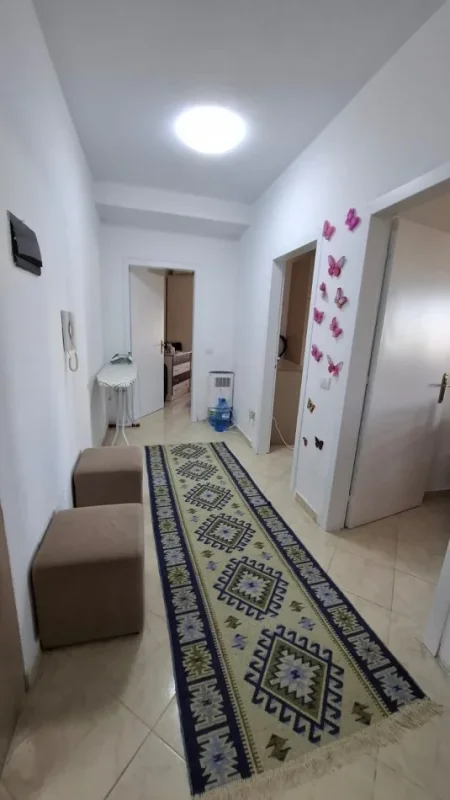 Tirane, jepet me qera apartament Kati 4, 100 m² 500 € (Rruga Migjeni Perballe Karburant Gega mbi market Diambe)