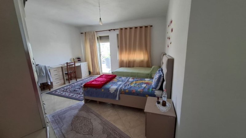 Tirane, jepet me qera apartament Kati 4, 100 m² 500 € (Rruga Migjeni Perballe Karburant Gega mbi market Diambe)