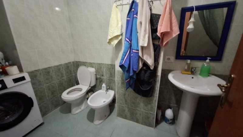 Tirane, jepet me qera apartament Kati 4, 100 m² 500 € (Rruga Migjeni Perballe Karburant Gega mbi market Diambe)