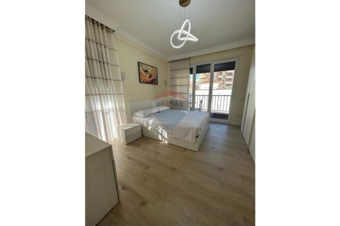 Tirane, jepet me qera apartament 2+1+Ballkon , 120 m² 1.100 € 