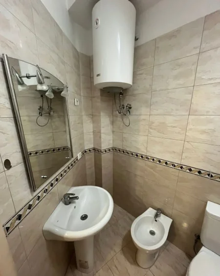 Tirane, jepet me qera apartament 1+1 Kati 2, 70 m² 480 € (Rruga Peti, Tek Liqeni I Thate)