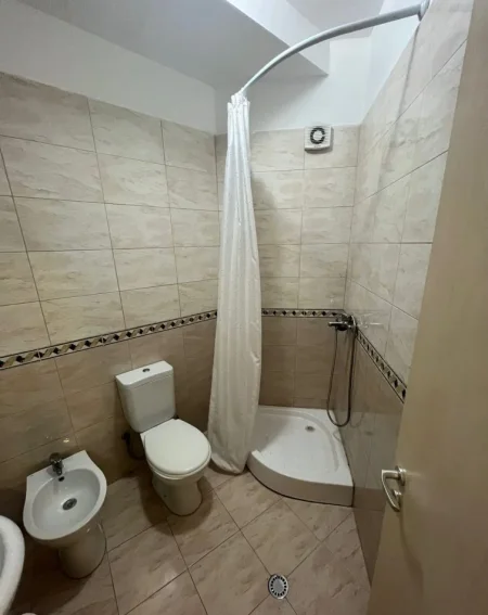 Tirane, jepet me qera apartament 1+1 Kati 2, 70 m² 480 € (Rruga Peti, Tek Liqeni I Thate)