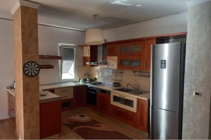 Tirane, jepet me qera apartament 2+1 , 850 € 