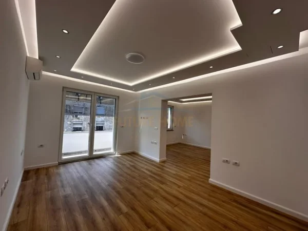 Tirane, jepet me qera zyre Kati 3, 104 m² 900 € (prane Kafe Flora)
