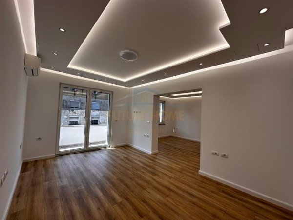 Tirane, jepet me qera zyre Kati 3, 104 m² 900 € (prane Kafe Flora)