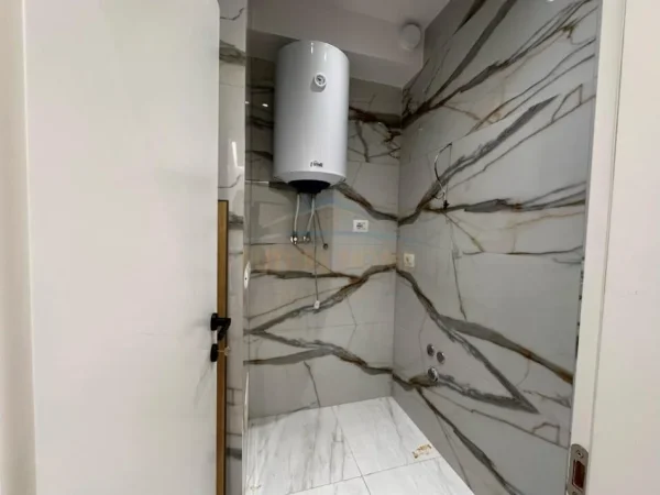 Tirane, jepet me qera zyre Kati 3, 104 m² 900 € (prane Kafe Flora)