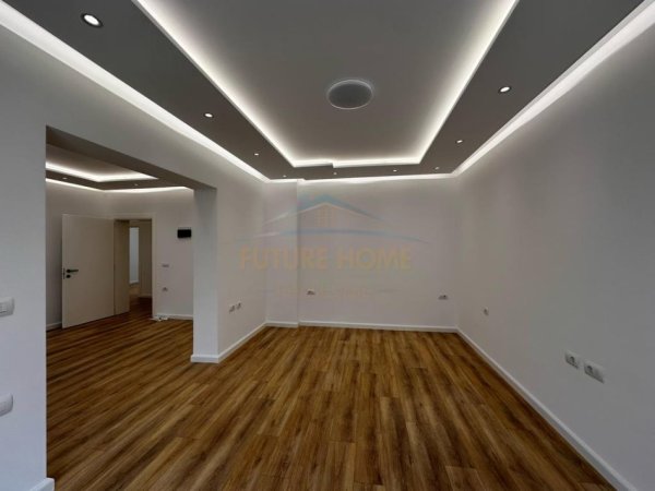 Tirane, jepet me qera zyre Kati 3, 104 m² 900 € (prane Kafe Flora)