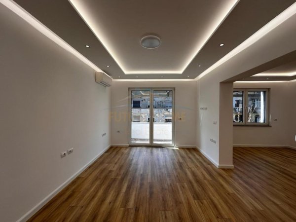 Tirane, jepet me qera zyre Kati 3, 104 m² 900 € (prane Kafe Flora)
