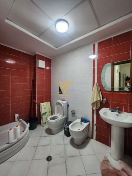 Tirane, shitet apartament 1+1+Ballkon Kati 4, 74 m² 165.000 € (ISH PARKU)