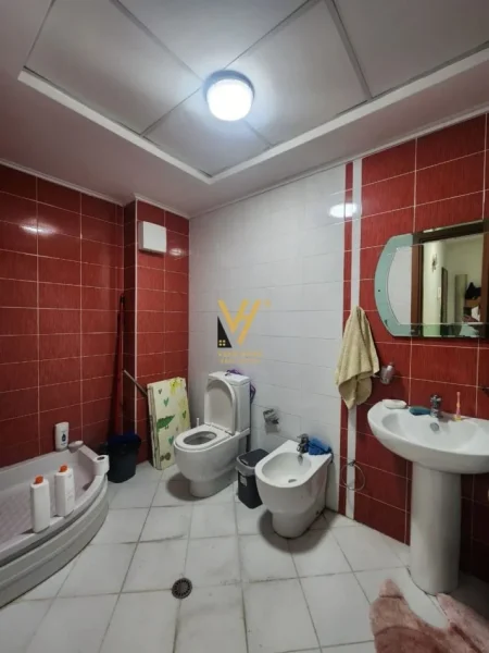 Tirane, shitet apartament 1+1+Ballkon Kati 4, 74 m² 165.000 € (ISH PARKU)