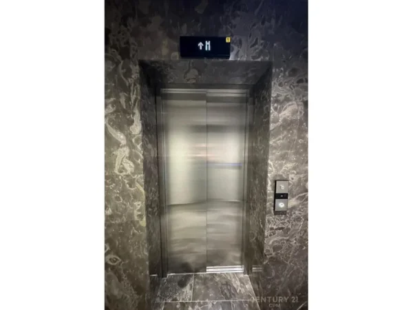 Tirane, jepet me qera ambjent biznesi Kati 2, 70 m² 600 € (Mine Peza)