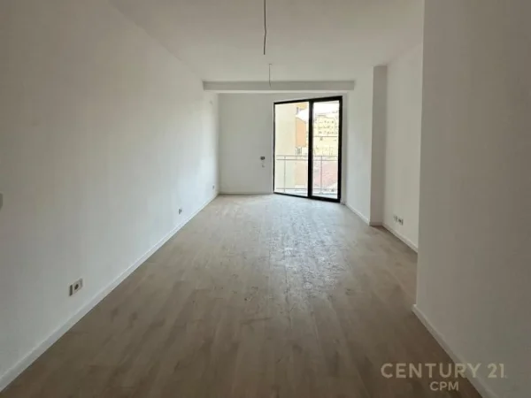 Tirane, jepet me qera ambjent biznesi Kati 2, 70 m² 600 € (Mine Peza)