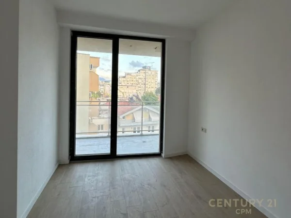 Tirane, jepet me qera ambjent biznesi Kati 2, 70 m² 600 € (Mine Peza)