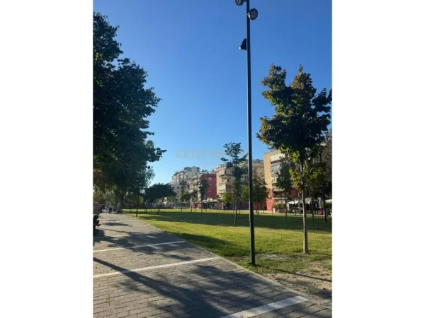 Tirane, jepet me qera bar-kafe Kati 0, 260 m² 2.000 € (Stacioni Trenit)