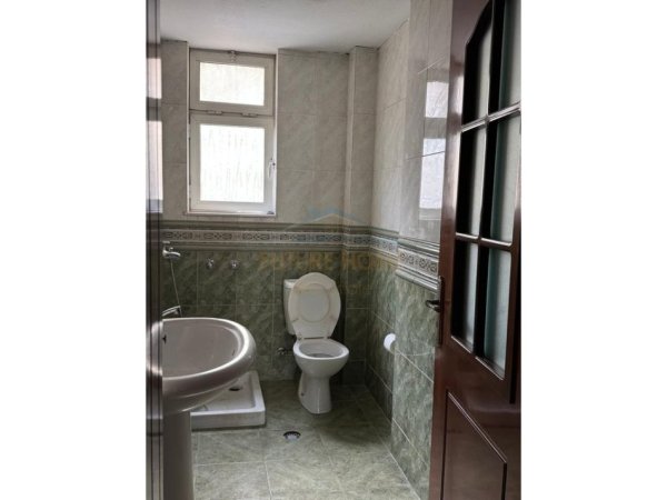 Tirane, jepet me qera apartament 2+1+Ballkon Kati 2, 108 m² 500 € 