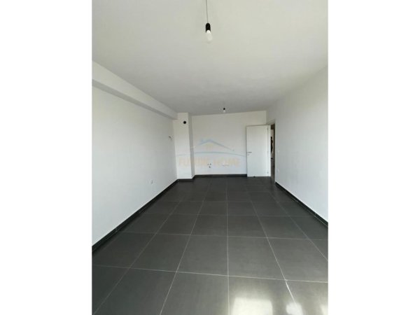 Tirane, shitet apartament 2+1+Ballkon Kati 3, 95 m² 113.136 € (Rruga 5 Maji)
