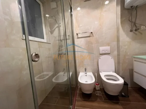 Tirane, jepet me qera apartament 3+1 Kati 7, 116 m² 1.000 € (RRUGA PANORAMA)