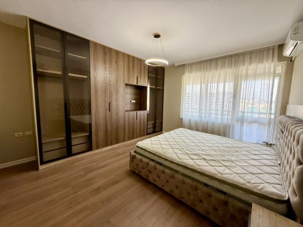 Tirane, jepet me qera apartament 2+1+Aneks+Ballkon , 140 m² 1.000 € 