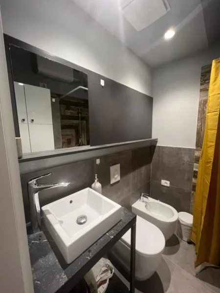 Shqiperi, jepet me qera garsonier Kati 2, 45 m² 550 € (Gjimnazi Petronini Luarasi)