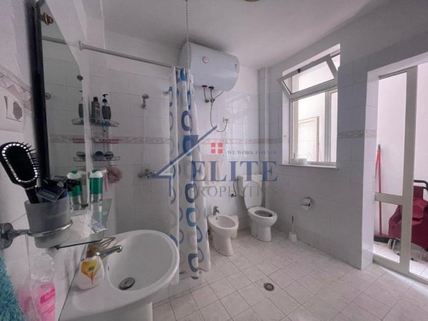 Tirane, jepet me qera apartament 3+1+Ballkon Kati 3, 140 m² 750 € (Blloku i Ambasadave)