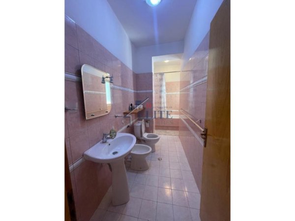 Tirane, jepet me qera apartament 3+1+Ballkon Kati 3, 140 m² 750 € (Blloku i Ambasadave)