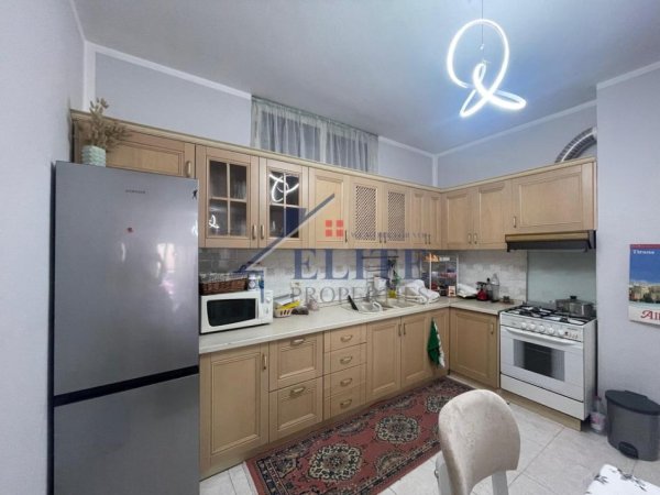 Tirane, jepet me qera apartament 3+1+Ballkon Kati 3, 140 m² 750 € (Blloku i Ambasadave)