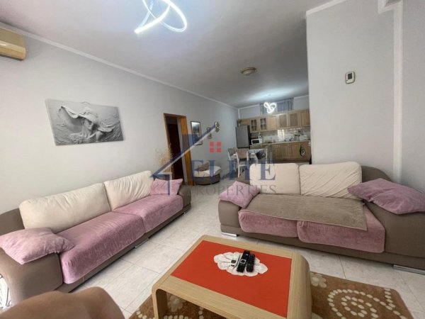 Tirane, jepet me qera apartament 3+1+Ballkon Kati 3, 140 m² 750 € (Blloku i Ambasadave)