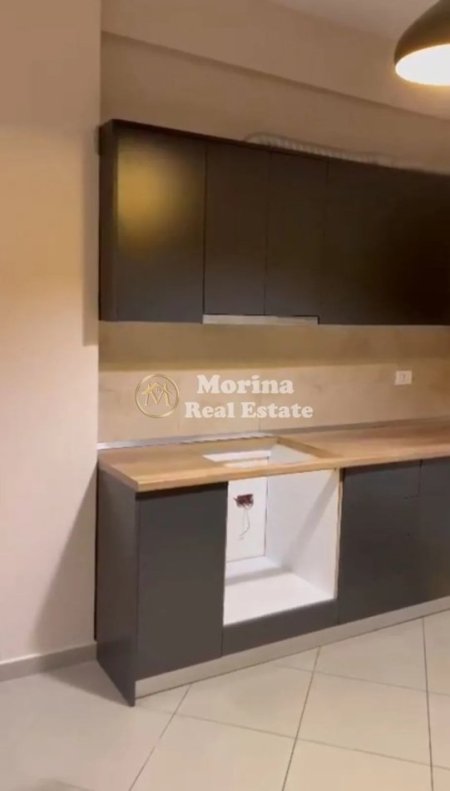 Tirane, jepet me qera apartament 1+1+Ballkon Kati 2, 105 m² 600 € (Liqeni i Thate)