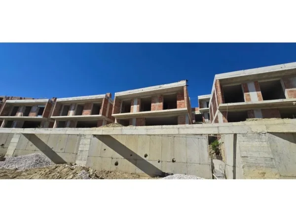 Tirane, shitet Vile 2 Katshe Kati 2, 241 m² 475.000 € (Farke)