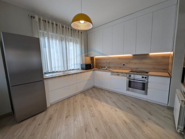 Tirane, jepet me qera apartament 2+1+Ballkon Kati 5, 186 m² 2.490 € (Liqeni Artificial)