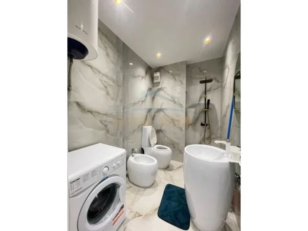 Tirane, jepet me qera apartament 1+1+Ballkon Kati 9, 60 m² 700 € (Don Bosko)