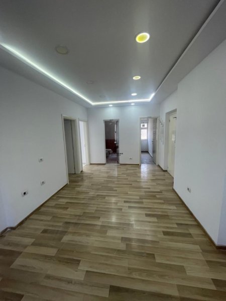 Tirane, jepet me qera zyre Kati 4, 75 m² 700 € (RRUGA ABDYL FRASHERI)