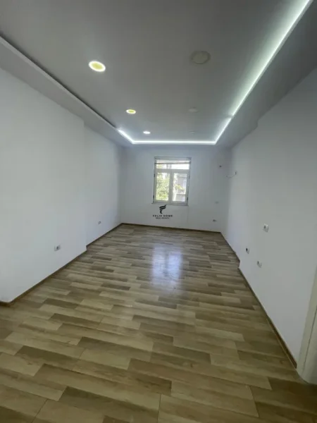 Tirane, jepet me qera zyre Kati 4, 75 m² 700 € (RRUGA ABDYL FRASHERI)