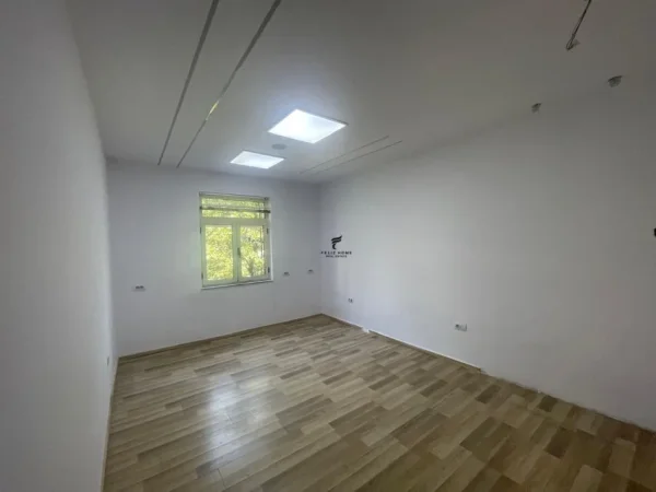 Tirane, jepet me qera zyre Kati 4, 75 m² 700 € (RRUGA ABDYL FRASHERI)