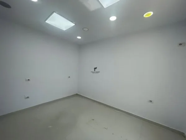 Tirane, jepet me qera zyre Kati 4, 75 m² 700 € (RRUGA ABDYL FRASHERI)