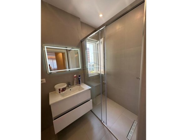 Tirane, jepet me qera apartament 2+1+Ballkon Kati 2, 117 m² 800 € (Rezidenca River)