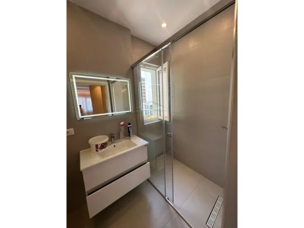 Tirane, jepet me qera apartament 2+1+Ballkon Kati 2, 117 m² 800 € (Rezidenca River)