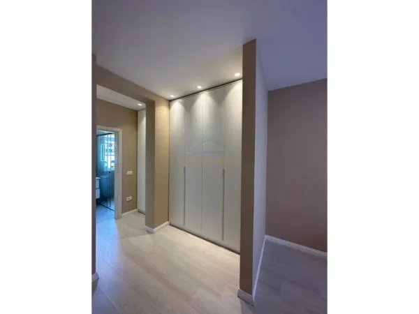 Tirane, jepet me qera 2+1+Ballkon Kati 2, 117 m² 800 € (Rezidenca River)