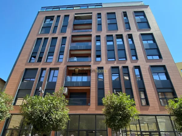 Tirane, jepet me qera ambjent biznesi Kati 1, 315 m² 4.500 € (Rruga e Barrikadave)