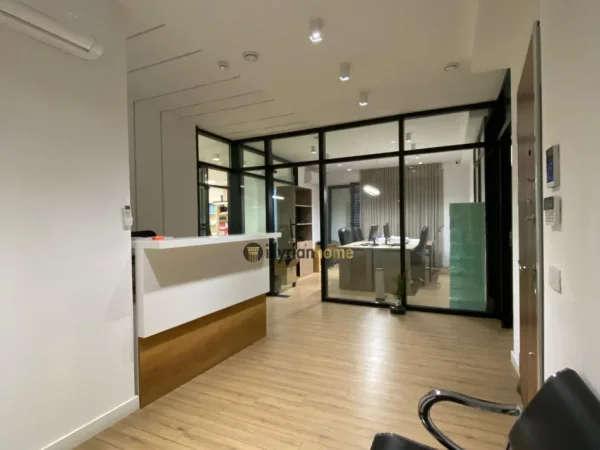 Tirane, jepet me qera ambjent biznesi Kati 1, 315 m² 4.500 € (Rruga e Barrikadave)