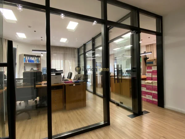 Tirane, jepet me qera ambjent biznesi Kati 1, 315 m² 4.500 € (Rruga e Barrikadave)