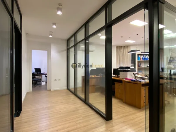 Tirane, jepet me qera ambjent biznesi Kati 1, 315 m² 4.500 € (Rruga e Barrikadave)