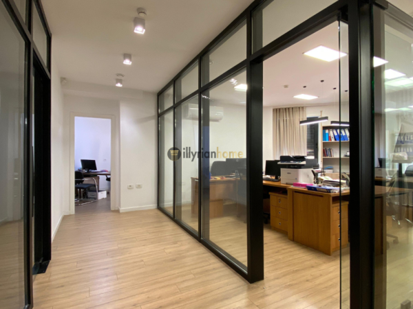 Tirane, jepet me qera ambjent biznesi Kati 1, 315 m² 4.500 € (Rruga e Barrikadave)