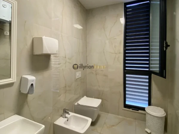 Tirane, jepet me qera ambjent biznesi Kati 1, 315 m² 4.500 € (Rruga e Barrikadave)