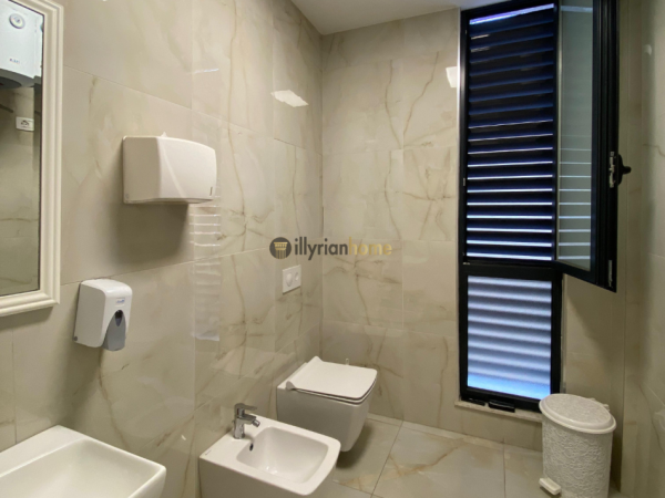 Tirane, jepet me qera ambjent biznesi Kati 1, 315 m² 4.500 € (Rruga e Barrikadave)