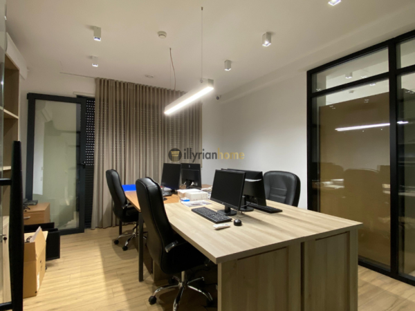 Tirane, jepet me qera ambjent biznesi Kati 1, 315 m² 4.500 € (Rruga e Barrikadave)