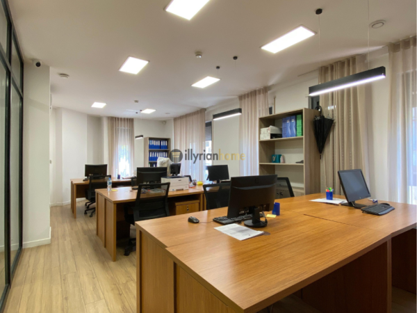 Tirane, jepet me qera ambjent biznesi Kati 1, 315 m² 4.500 € (Rruga e Barrikadave)
