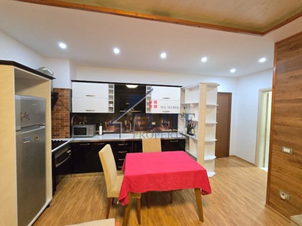 Tirane, jepet me qera apartament 2+1+Ballkon Kati 6, 100 m² 650 € (Fakulteti Ekonomik)