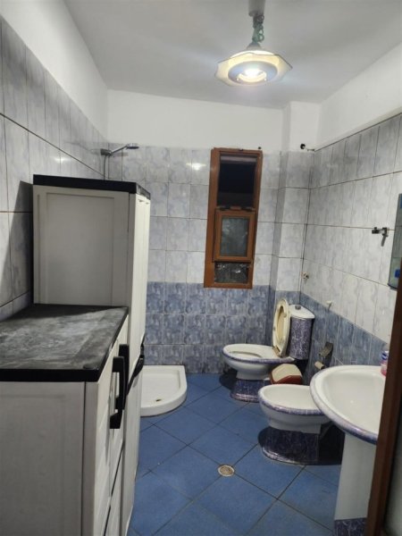 Tirane, jepet me qera apartament 3+1 Kati 5, 90 m² 400 € (institut)
